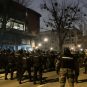 Policija u opremi za razbijanje demonstracija ispred Filozofskog fakulteta u Novom Sadu
