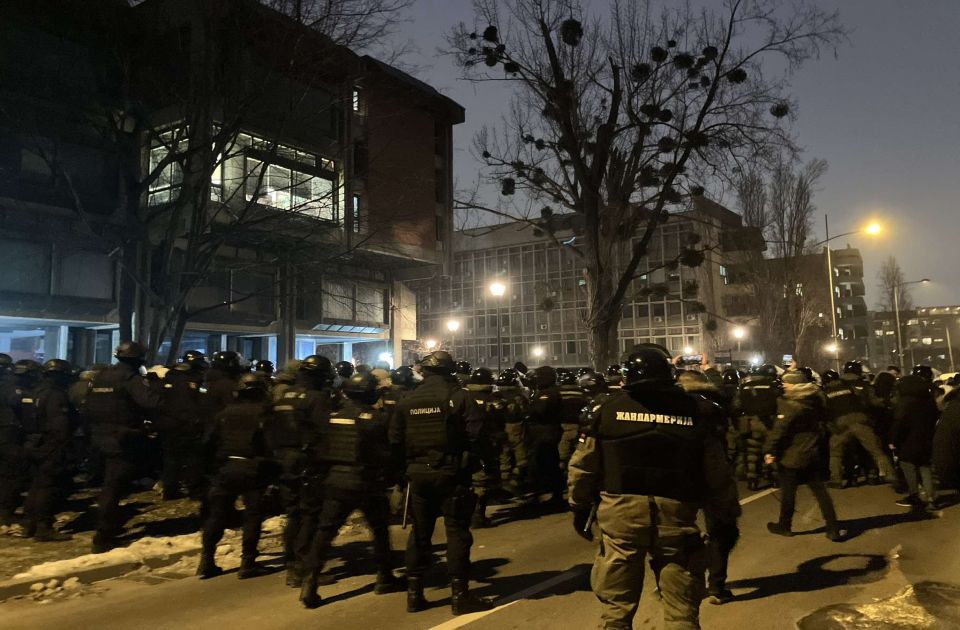 Policija u opremi za razbijanje demonstracija ispred Filozofskog fakulteta u Novom Sadu