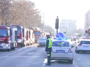 Vatrogasna vozila i policija kod Specijalnog suda, požar