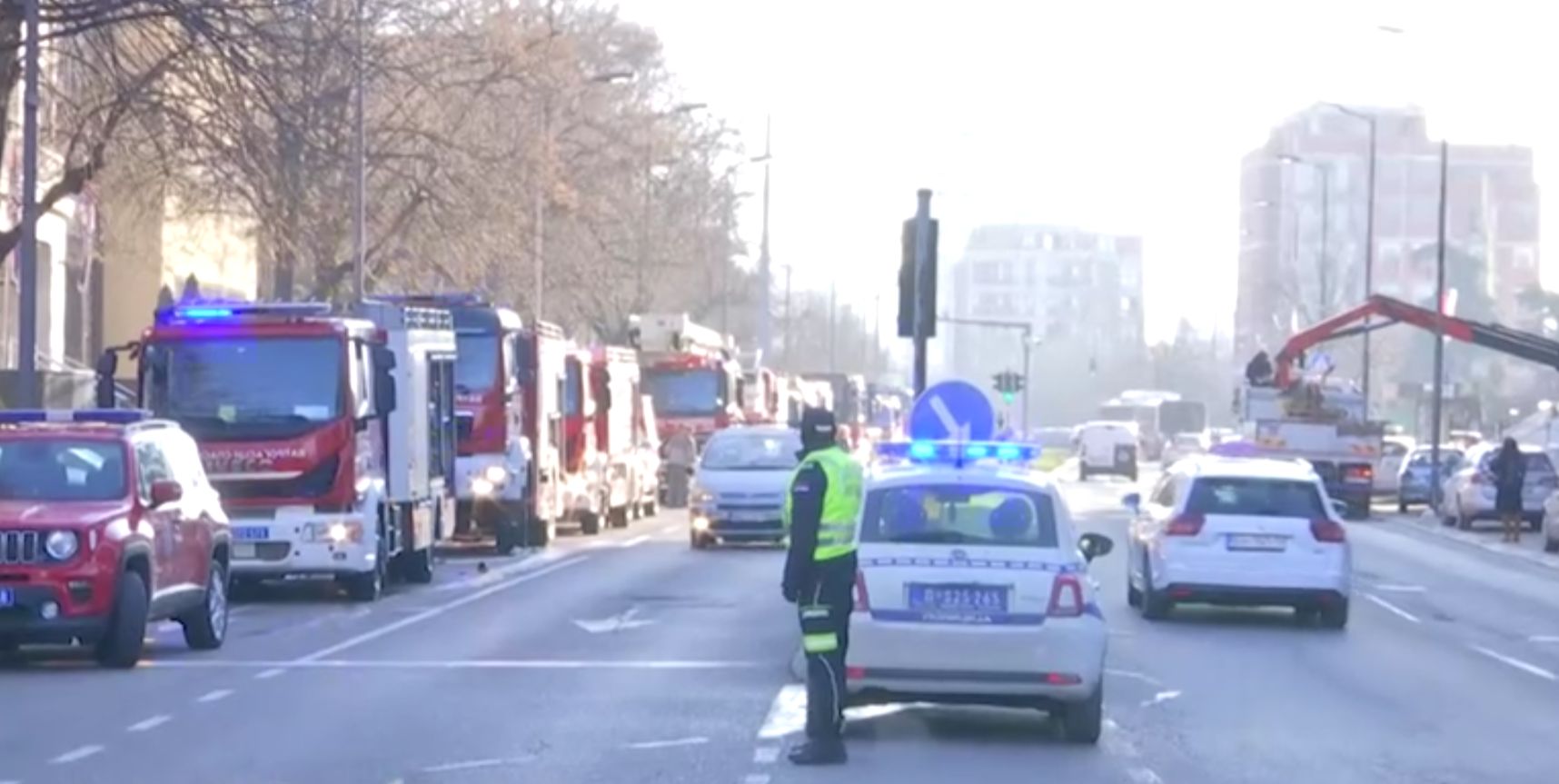 Vatrogasna vozila i policija kod Specijalnog suda, požar