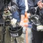 Dvojica novinara s gas maskama i šlemovima
