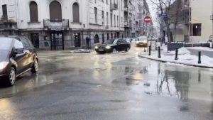 Na uglu Golsvordijeve i Kičevske ulice na Vračaru pukla je vodovodna cev