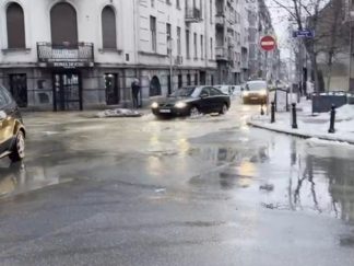 Na uglu Golsvordijeve i Kičevske ulice na Vračaru pukla je vodovodna cev