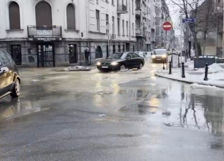 Na uglu Golsvordijeve i Kičevske ulice na Vračaru pukla je vodovodna cev