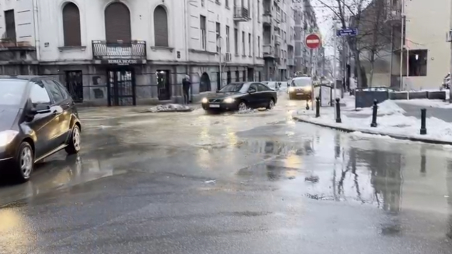 Na uglu Golsvordijeve i Kičevske ulice na Vračaru pukla je vodovodna cev