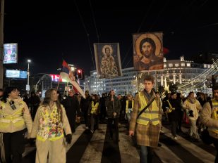 Kolona studenata sa ikonama