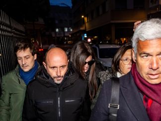 Vlasnici bara Žak Moreti i njegova supruga Džesika u pratnji advokata dolaze na saslušanje.