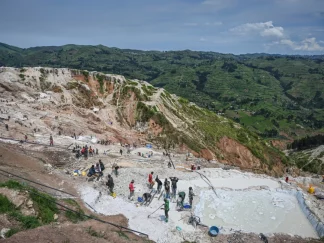 Ljudi rade u rudniku