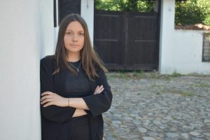 Uvrede i pretnje upućene novinarki Dejani Cvetković tokom izveštavanja sa protesta u Surdulici