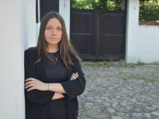 Uvrede i pretnje upućene novinarki Dejani Cvetković tokom izveštavanja sa protesta u Surdulici