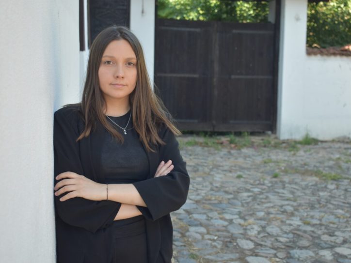 Uvrede i pretnje upućene novinarki Dejani Cvetković tokom izveštavanja sa protesta u Surdulici