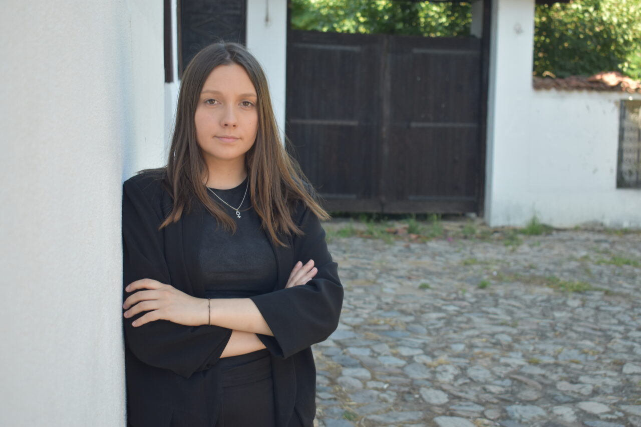 Uvrede i pretnje upućene novinarki Dejani Cvetković tokom izveštavanja sa protesta u Surdulici