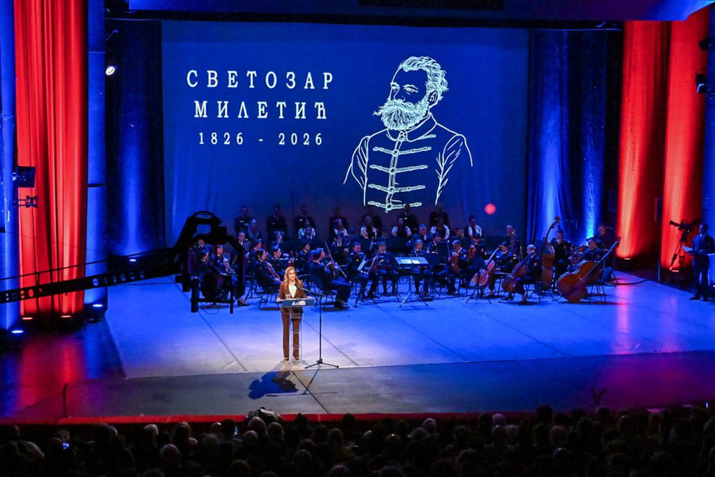 Ministarka Milica Đurđević Stamenkovski u Srpskom narodnom pozorištu, iza nje lik Svetozara Miletića