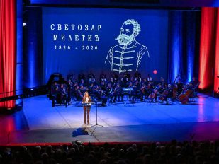 Ministarka Milica Đurđević Stamenkovski u Srpskom narodnom pozorištu, iza nje lik Svetozara Miletića