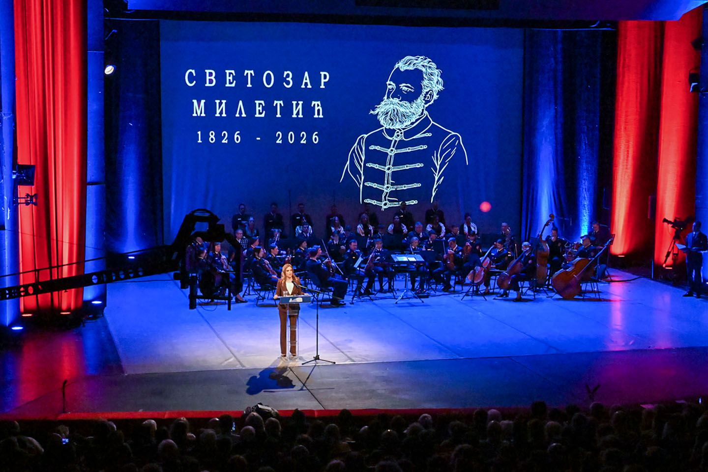 Ministarka Milica Đurđević Stamenkovski u Srpskom narodnom pozorištu, iza nje lik Svetozara Miletića