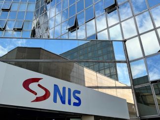 Staklena zgrada NIS-a sa logoom