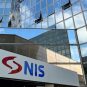 Staklena zgrada NIS-a sa logoom