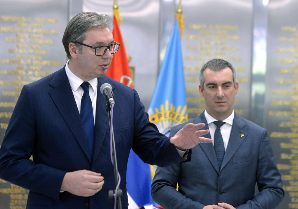 Aleksandar Vučić i Vladimir Orlić u odelima sa kravatom u BIA