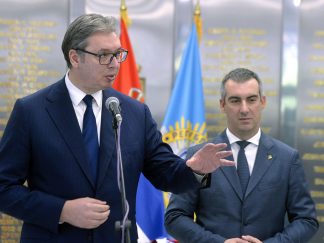 Aleksandar Vučić i Vladimir Orlić u odelima sa kravatom u BIA