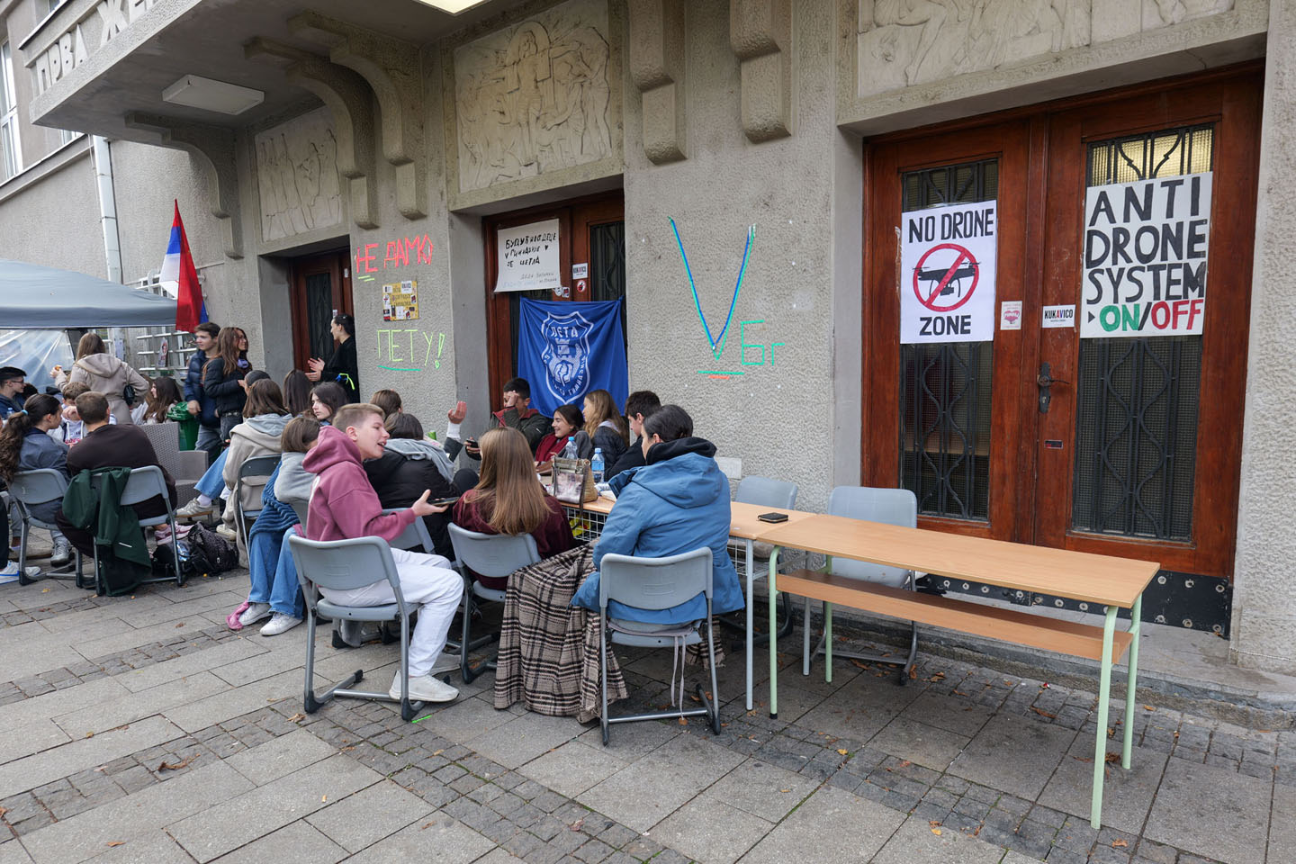 Učenici u blokadi ispred Pete beogradske gimnazije