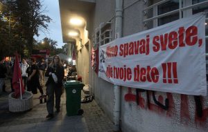 Transparent ispred Pete