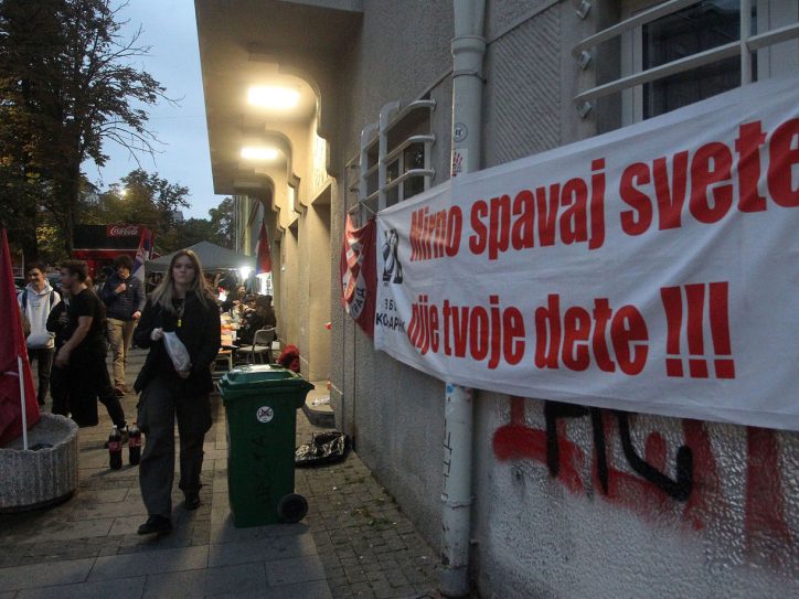 Transparent ispred Pete