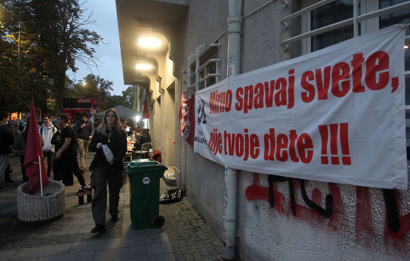 Transparent ispred Pete