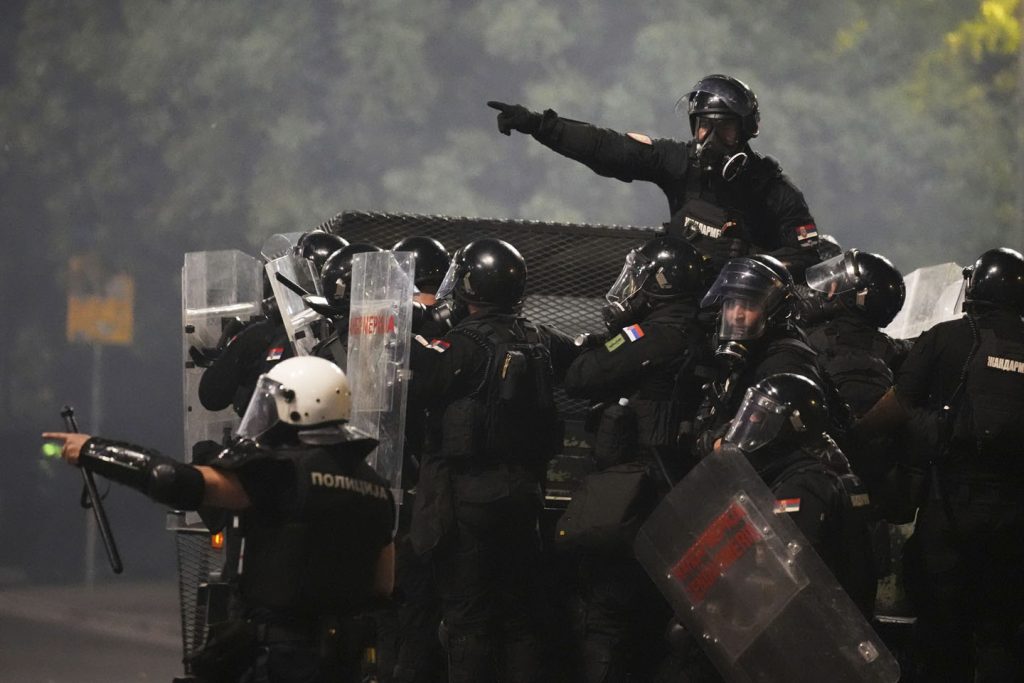 Specijalna jedinica Žandarmerije u punoj opremi za razbijanje demonstracija na hameru