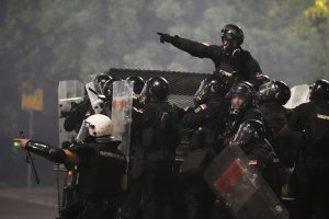 Specijalna jedinica Žandarmerije u punoj opremi za razbijanje demonstracija na hameru