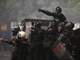 Specijalna jedinica Žandarmerije u punoj opremi za razbijanje demonstracija na hameru