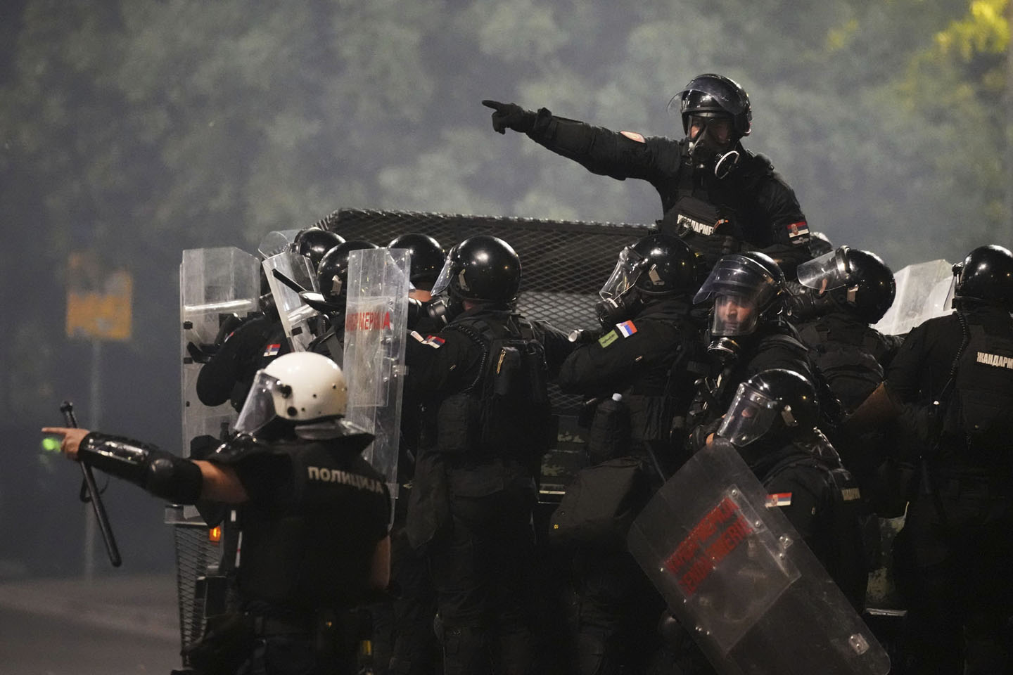 Specijalna jedinica Žandarmerije u punoj opremi za razbijanje demonstracija na hameru