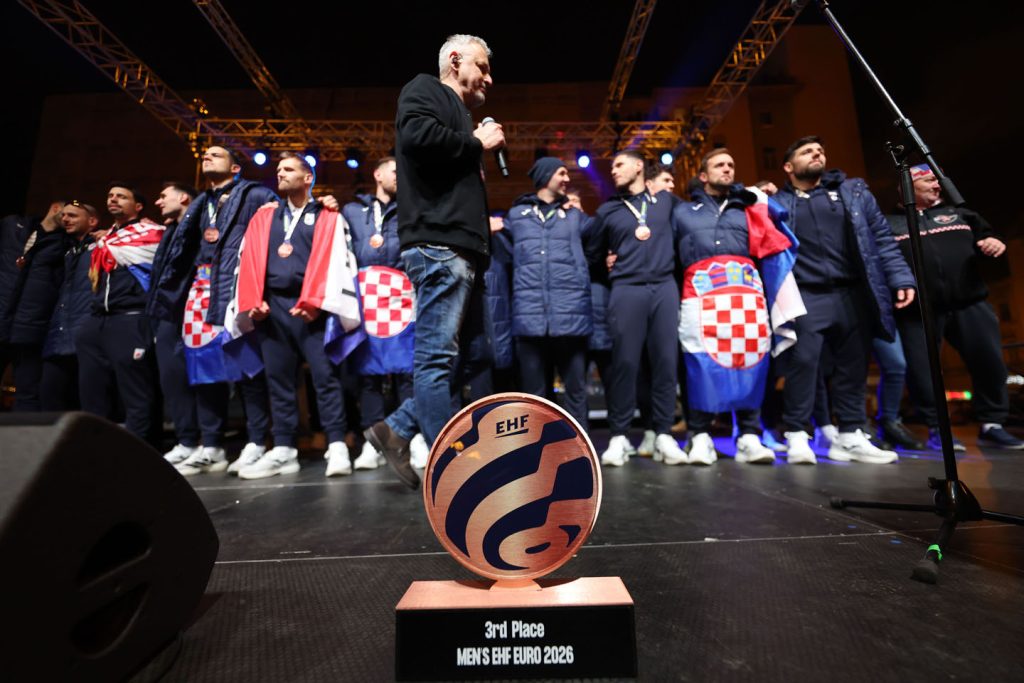 Tompson sa rukometašima na bini