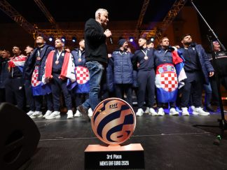 Tompson sa rukometašima na bini