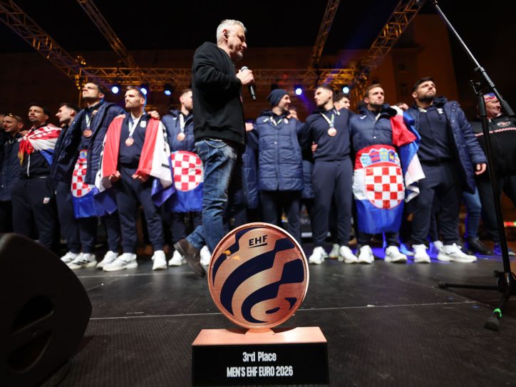 Tompson sa rukometašima na bini