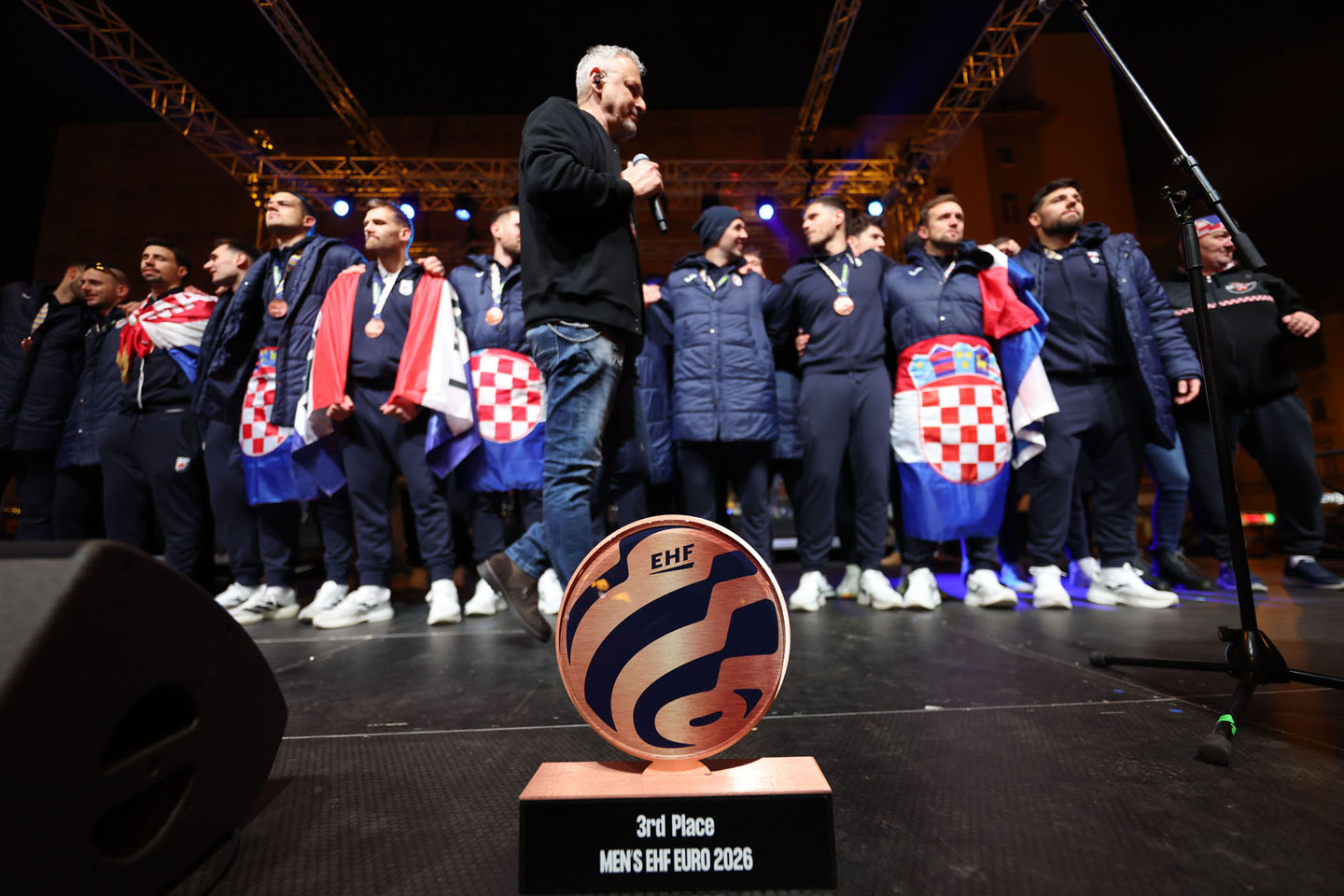 Tompson sa rukometašima na bini