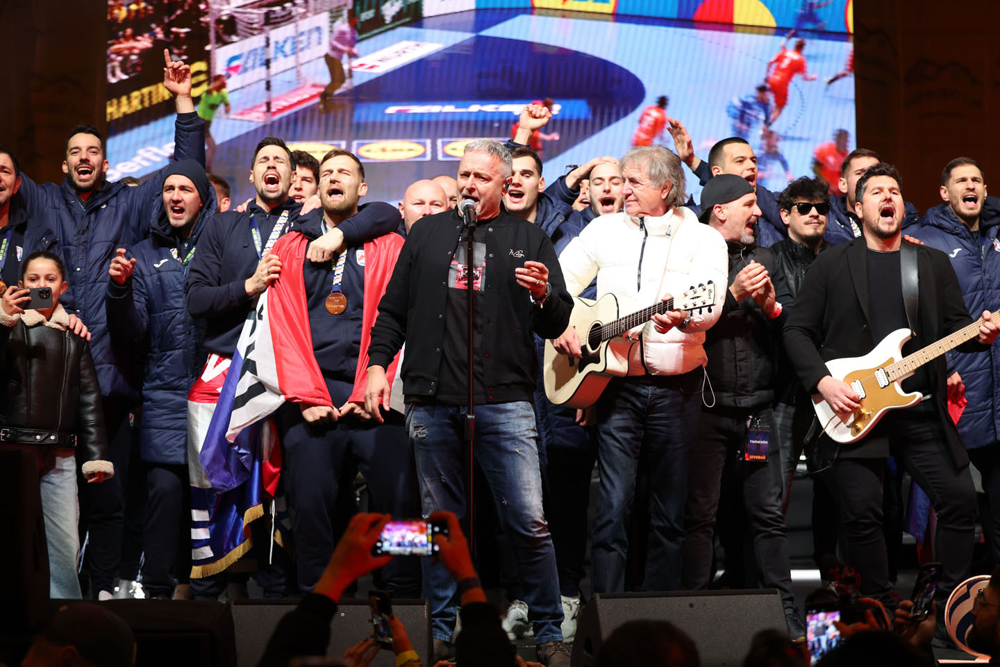 Doček hrvatskih rukometša, Tompson