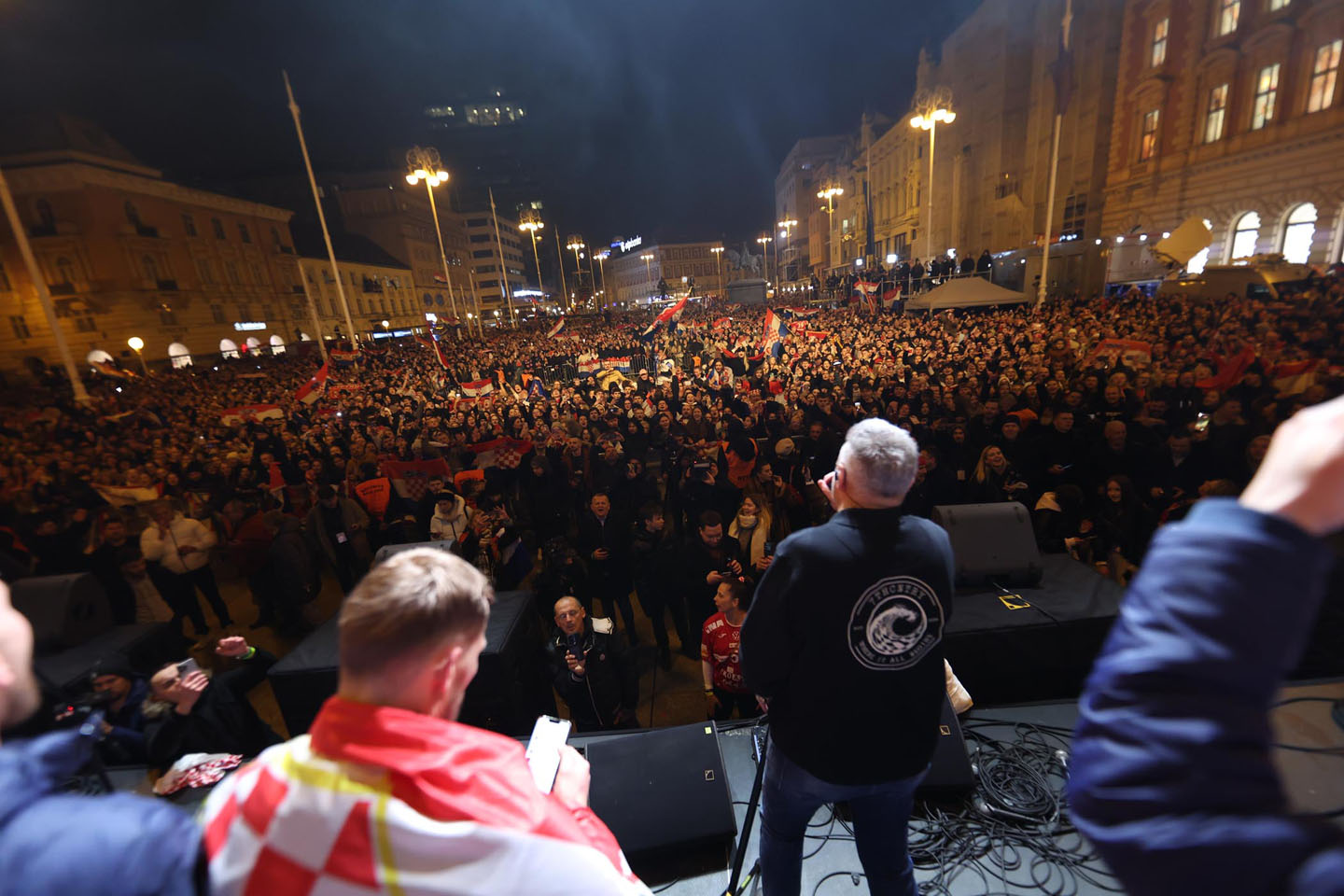 Doček hrvatskih rukometša, Tompson