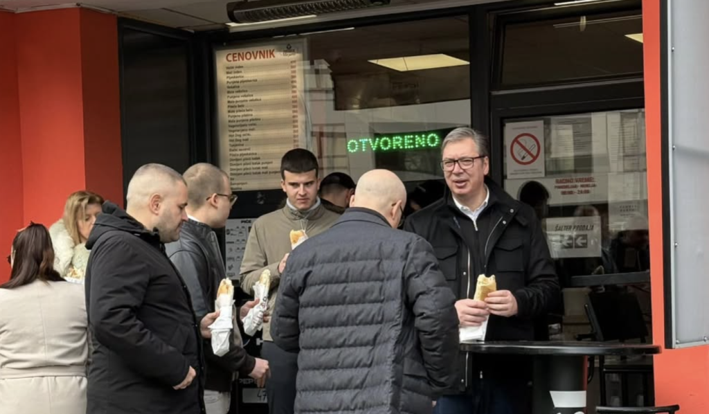 Vučić i Vučević ispred kioska brze hrane u Novom Sadu
