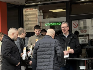 Vučić i Vučević ispred kioska brze hrane u Novom Sadu