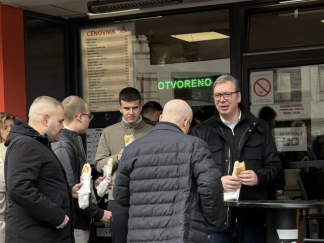 Vučić i Vučević ispred kioska brze hrane u Novom Sadu