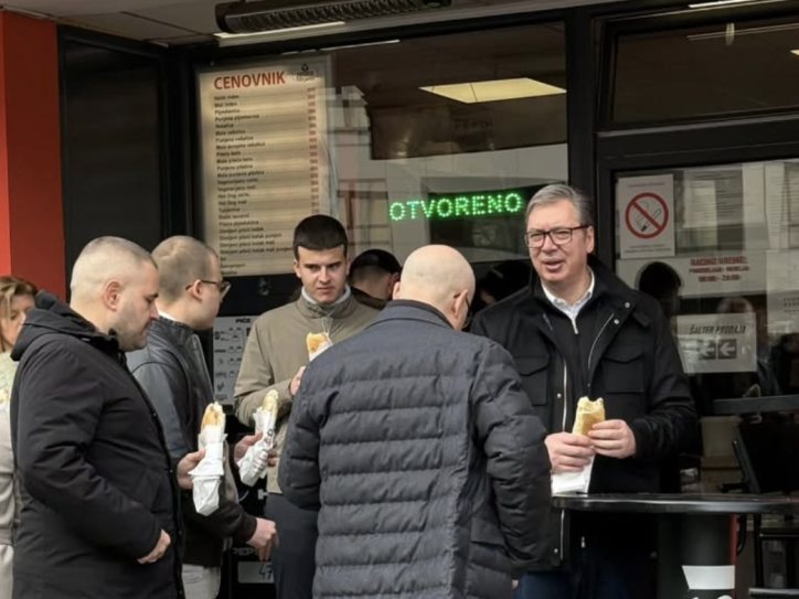 Vučić i Vučević ispred kioska brze hrane u Novom Sadu