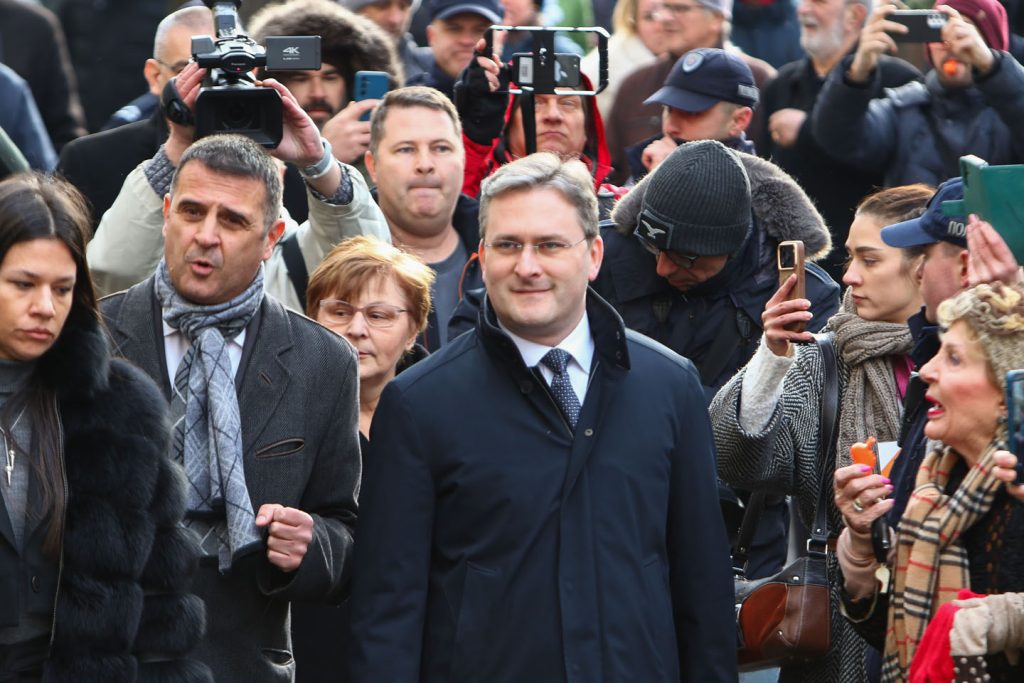 Nikola Selaković sa advokatima i okupljenima pred sudom