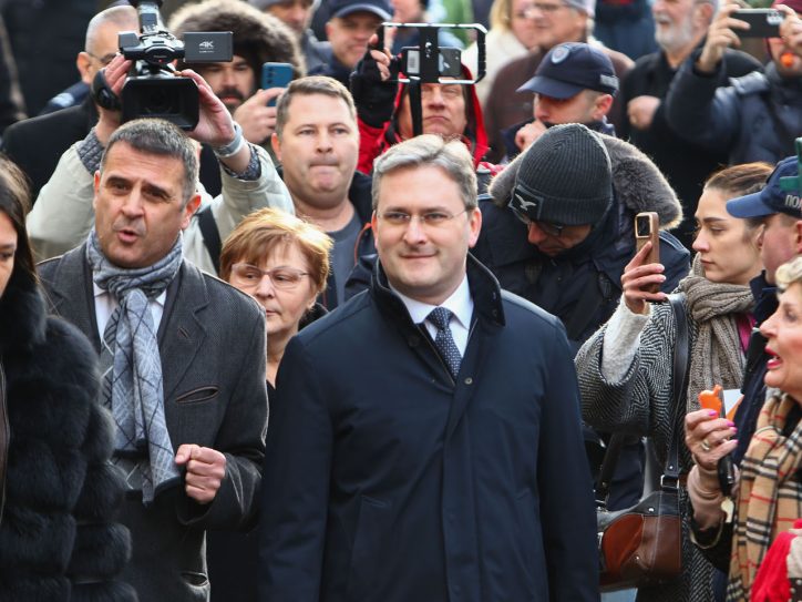 Nikola Selaković sa advokatima i okupljenima pred sudom