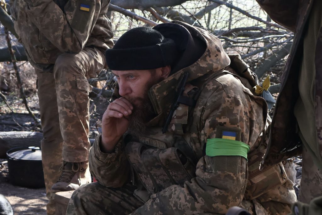 Uktajinski vojnik u uniformi u zaklonu puši cigaretu