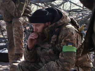 Uktajinski vojnik u uniformi u zaklonu puši cigaretu