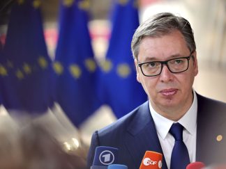 Alekksandar Vučić u Briselu u pozadini blurovane zastave EU