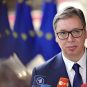 Alekksandar Vučić u Briselu u pozadini blurovane zastave EU