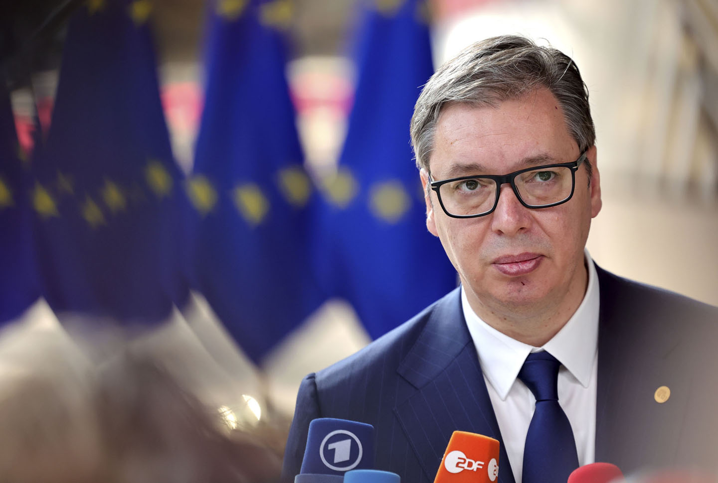 Alekksandar Vučić u Briselu u pozadini blurovane zastave EU