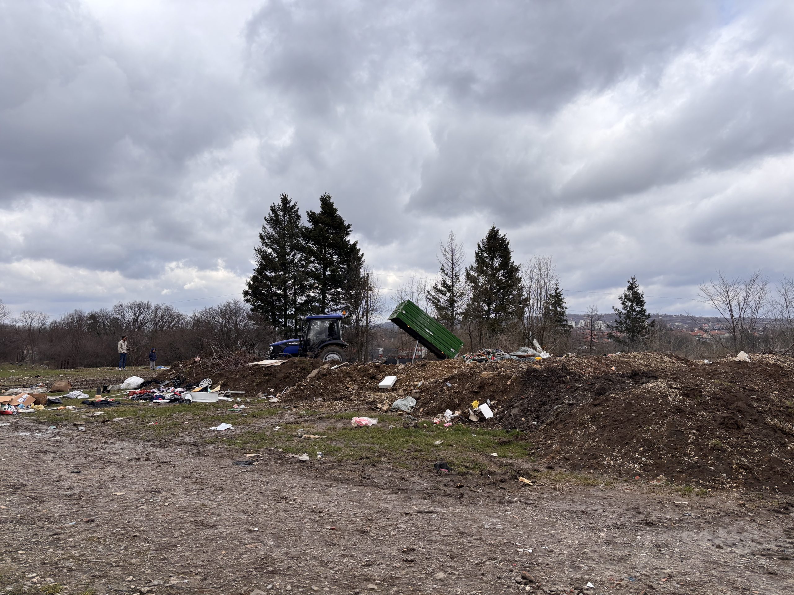 Traktor istovara otpad, divlja deponija Smederevska Palanka