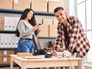 Devojka i mladić u kancelariji